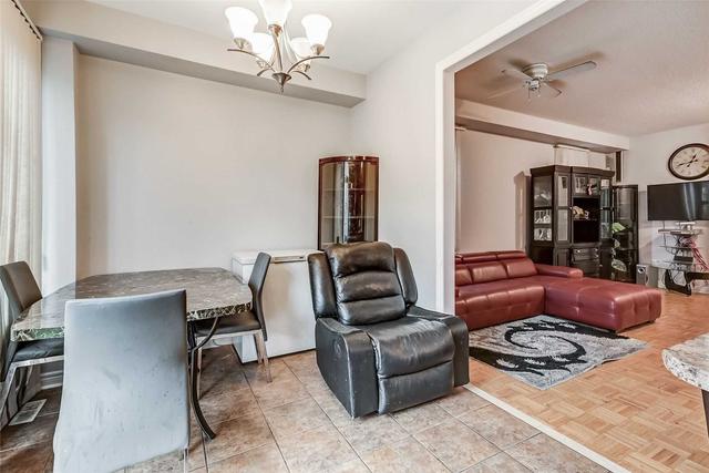 8 Tobermory Cres, House detached with 3 bedrooms, 3 bathrooms and 4 parking in Brampton ON | Image 3