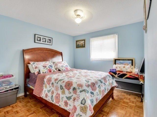 142 Muirland Cres, House detached with 3 bedrooms, 3 bathrooms and 5 parking in Brampton ON | Image 3