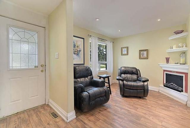 106 Shaver Ave N, House detached with 2 bedrooms, 2 bathrooms and 2 parking in Toronto ON | Image 3