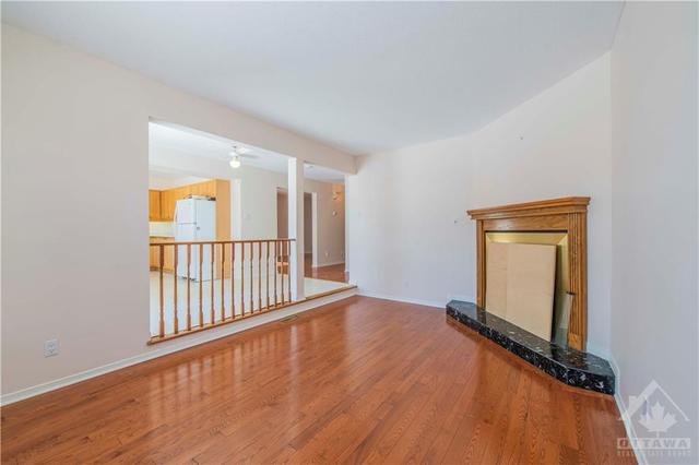 44 Woodford Way, House detached with 4 bedrooms, 3 bathrooms and 6 parking in Ottawa ON | Image 15
