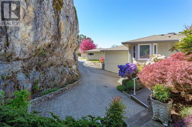 808 - 2829 Arbutus Rd, House attached with 3 bedrooms, 3 bathrooms and 2 parking in Saanich BC | Image 2