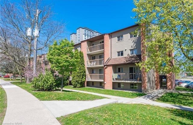 209 - 30 Hickory Street E, House attached with 3 bedrooms, 1 bathrooms and 1 parking in Waterloo ON | Image 4