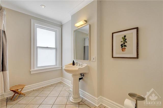 65 Laurel Street, Home with 3 bedrooms, 2 bathrooms and 1 parking in Ottawa ON | Image 19