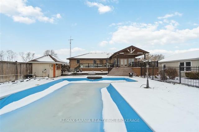 2231 Churchill Line, House detached with 4 bedrooms, 2 bathrooms and 10 parking in Sarnia ON | Image 32