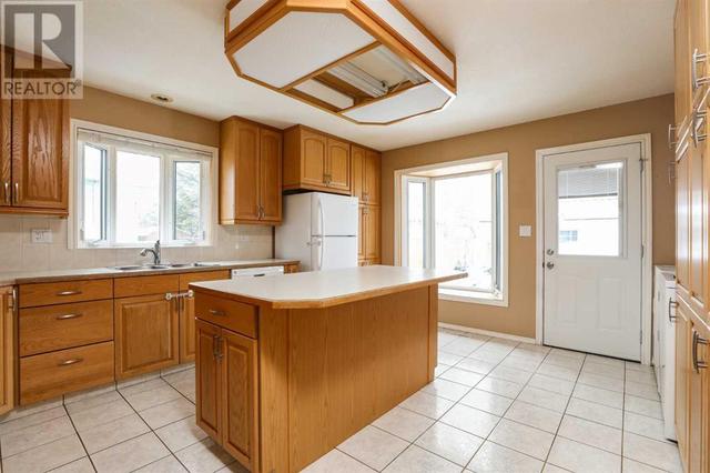 81 Mcgill Boulevard W, House detached with 6 bedrooms, 3 bathrooms and 4 parking in Lethbridge AB | Image 2