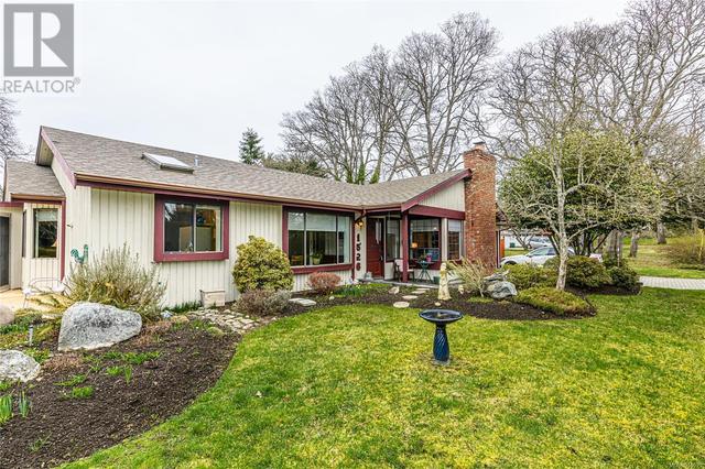 1526 Mt. Douglas Cross Rd, House detached with 2 bedrooms, 2 bathrooms and 2 parking in Saanich BC | Image 1
