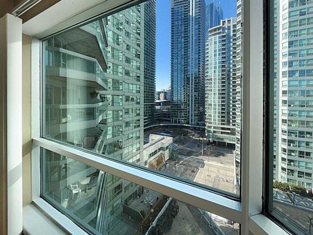 1102 - 10 Queens Quay W, Condo with 1 bedrooms, 1 bathrooms and 0 parking in Toronto ON | Image 9
