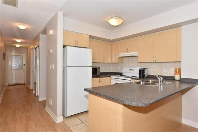 8 - 55 Cedarcroft Blvd, Townhouse with 3 bedrooms, 2 bathrooms and 1 parking in Toronto ON | Image 3