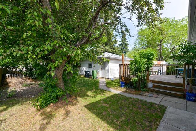 22 Wakefield Drive Sw, House detached with 4 bedrooms, 2 bathrooms and 2 parking in Calgary AB | Image 30