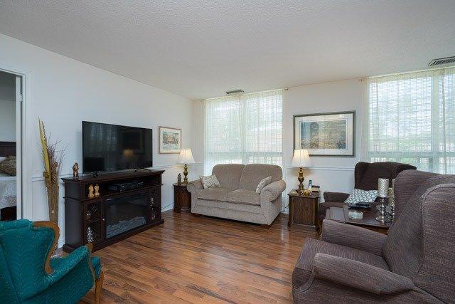 101 - 30 Wilson St, Condo with 1 bedrooms, 2 bathrooms and 2 parking in Markham ON | Image 2