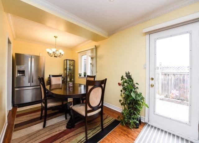 11 Townhouse Cres, Townhouse with 3 bedrooms, 2 bathrooms and 2 parking in Brampton ON | Image 4