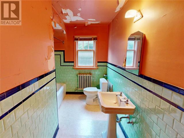 Bathroom Main Level | Image 29
