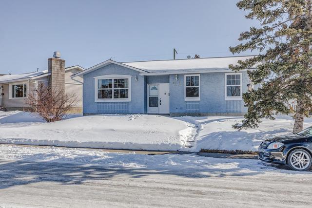 359 Penworth Way Se, House detached with 4 bedrooms, 2 bathrooms and 2 parking in Calgary AB | Image 2