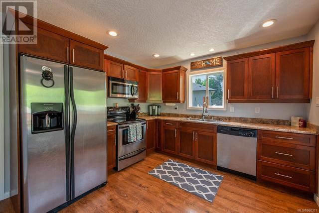 2581 Carstairs Dr, House detached with 5 bedrooms, 3 bathrooms and 1 parking in Courtenay BC | Image 12