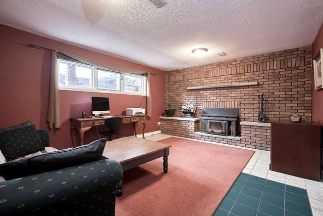 19 Woodcrest Rd, House detached with 3 bedrooms, 3 bathrooms and 8 parking in Barrie ON | Image 4