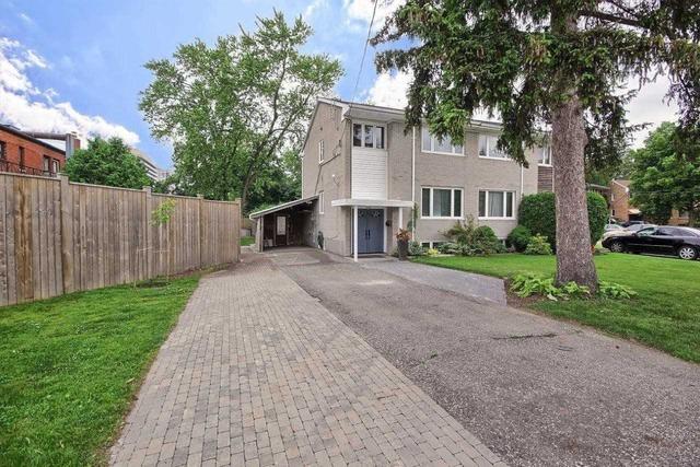 2 Cabot Crt, House semidetached with 3 bedrooms, 2 bathrooms and 7 parking in Toronto ON | Image 2