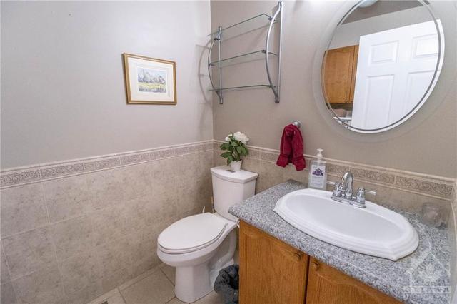 59 Kathleen Crescent, Townhouse with 3 bedrooms, 3 bathrooms and 3 parking in Ottawa ON | Image 3