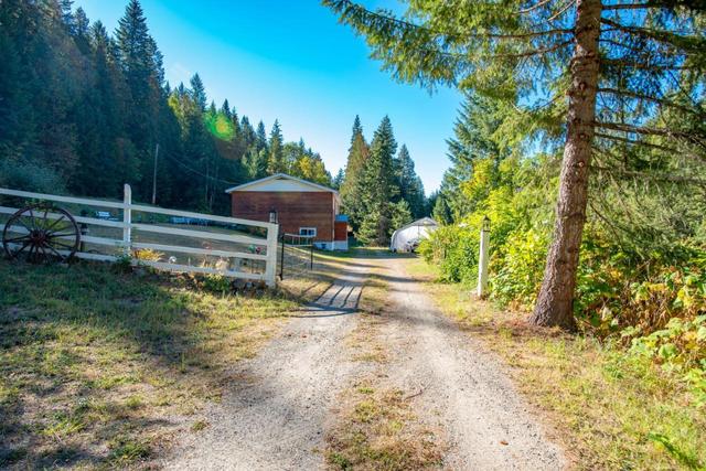 1110 Highway 22, House detached with 3 bedrooms, 1 bathrooms and null parking in Kootenay Boundary B BC | Image 3