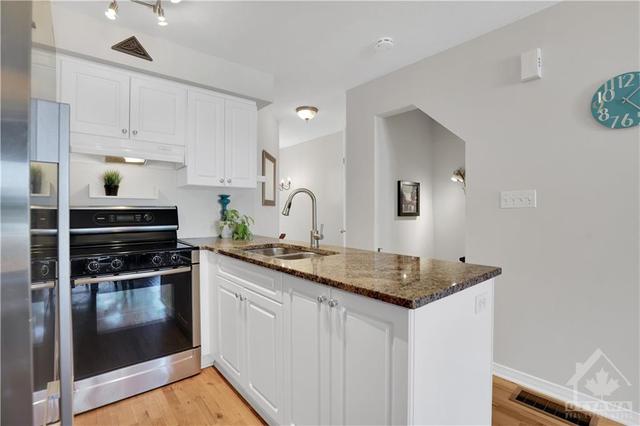 367 Levis Avenue, Townhouse with 3 bedrooms, 2 bathrooms and 2 parking in Ottawa ON | Image 9