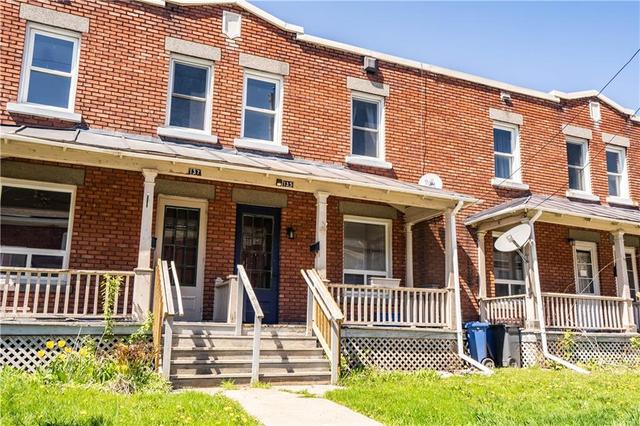 135 First Street W, Townhouse with 3 bedrooms, 1 bathrooms and 2 parking in Cornwall ON | Card Image