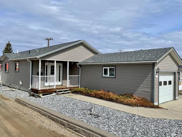 720 105 Avenue, House detached with 2 bedrooms, 2 bathrooms and 2 parking in Dawson Creek BC | Card Image