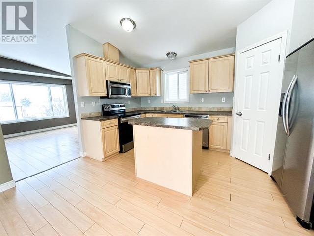 6420 52 Street, House detached with 3 bedrooms, 3 bathrooms and 2 parking in Ponoka AB | Image 5