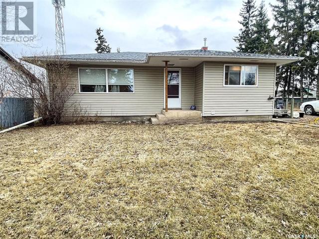 305 1st Street E, House detached with 3 bedrooms, 2 bathrooms and null parking in Meadow Lake SK | Image 20