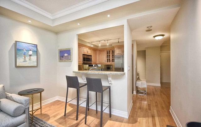 405 - 2 Roxborough St E, Condo with 1 bedrooms, 1 bathrooms and 1 parking in Toronto ON | Image 2