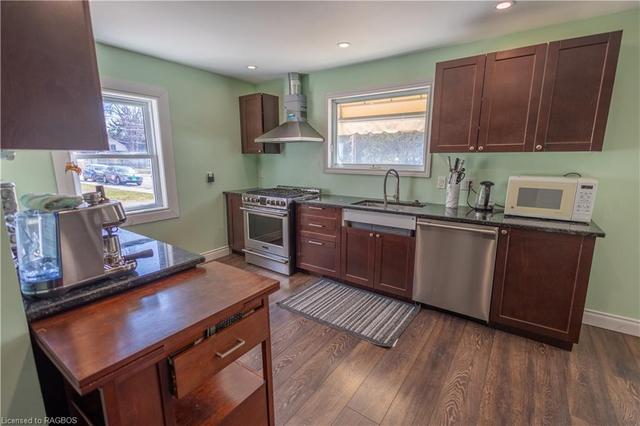 443 14th Avenue, House detached with 2 bedrooms, 1 bathrooms and 3 parking in Hanover ON | Image 3