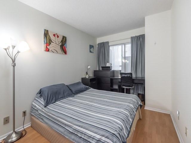 1102 - 717 Bay St, Condo with 2 bedrooms, 2 bathrooms and null parking in Toronto ON | Image 10