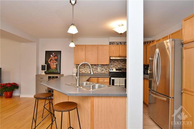 18 Palton Avenue, Townhouse with 3 bedrooms, 3 bathrooms and 3 parking in Ottawa ON | Image 7