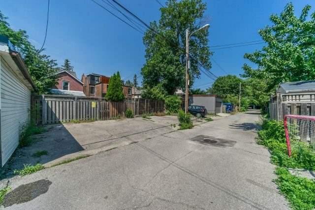 Upper - 37 Garden Ave, House detached with 2 bedrooms, 2 bathrooms and 2 parking in Toronto ON | Image 20