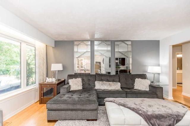 42 Castle Dr, House detached with 3 bedrooms, 3 bathrooms and 5 parking in Barrie ON | Image 2