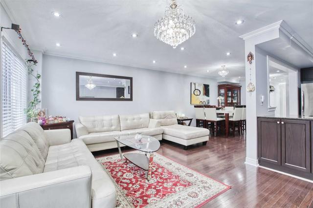 125 Amulet Cres, House attached with 3 bedrooms, 4 bathrooms and 3 parking in Richmond Hill ON | Image 2