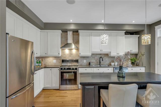 4283 Kelly Farm Drive, Townhouse with 3 bedrooms, 3 bathrooms and 2 parking in Ottawa ON | Image 7