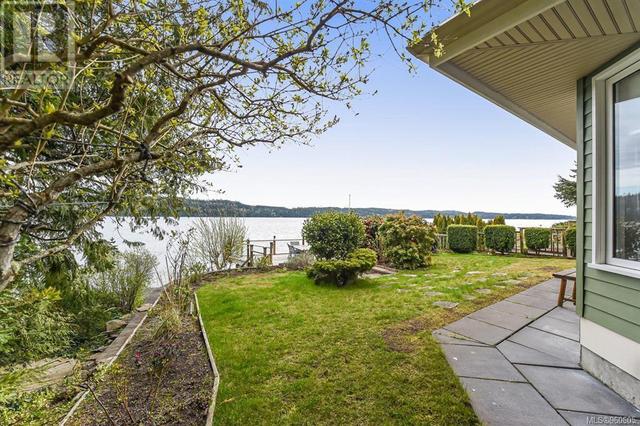 7602 Ships Point Rd, House detached with 3 bedrooms, 3 bathrooms and 6 parking in Comox Valley A BC | Image 7