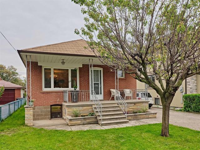 7 Ashmore Ave, House detached with 3 bedrooms, 2 bathrooms and 4 parking in Toronto ON | Image 2