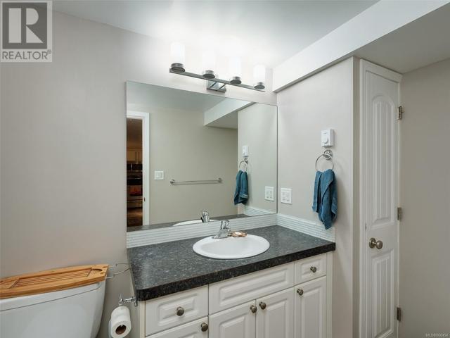 suite bathroom | Image 25