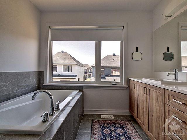 750 Putney Crescent, Townhouse with 4 bedrooms, 3 bathrooms and 3 parking in Ottawa ON | Image 12