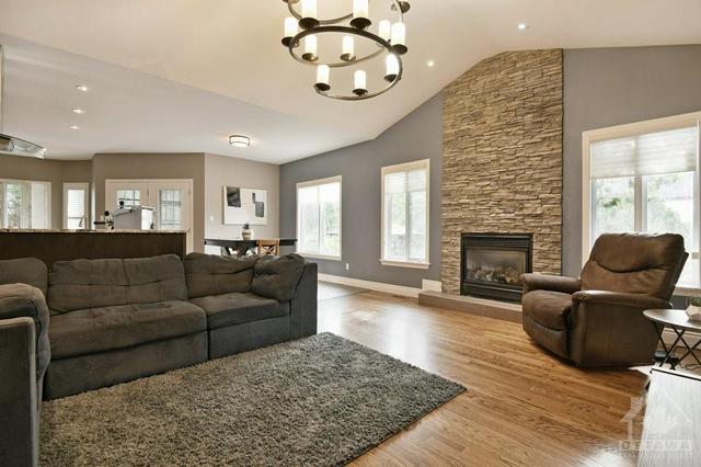 177 Glenncastle Drive, House detached with 5 bedrooms, 3 bathrooms and 6 parking in Ottawa ON | Image 4