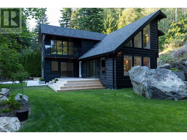 8590 Redrooffs Road, House detached with 4 bedrooms, 2 bathrooms and 4 parking in Sunshine Coast B BC | Image 3