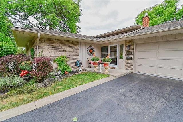 34 Royal York Rd, House detached with 4 bedrooms, 2 bathrooms and 6 parking in St. Catharines ON | Image 12