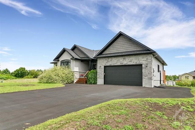 3403 Summerbreeze Drive, House detached with 3 bedrooms, 2 bathrooms and 8 parking in Ottawa ON | Image 2