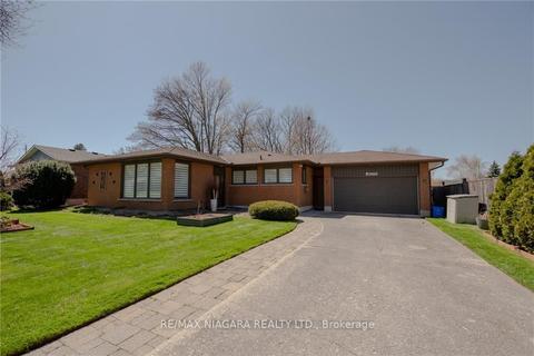 4563 Pinedale Dr, House detached with 3 bedrooms, 2 bathrooms and 4 parking in Niagara Falls ON | Card Image