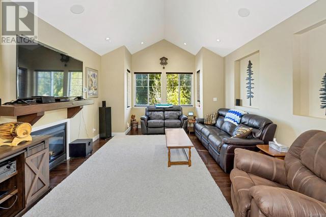 1153 Deerview Pl, House detached with 6 bedrooms, 3 bathrooms and 4 parking in Langford BC | Image 3
