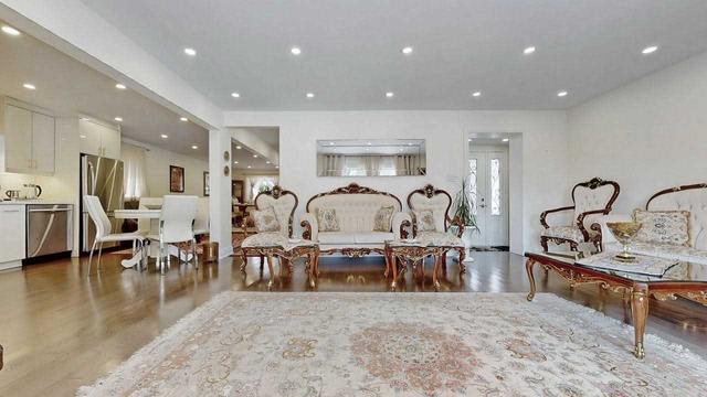41 Draycott Dr, House detached with 3 bedrooms, 3 bathrooms and 6 parking in Toronto ON | Image 3