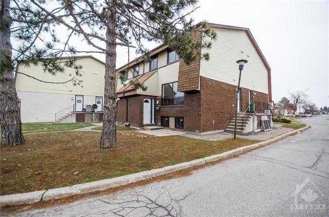 25 Woodvale Green, Townhouse with 3 bedrooms, 2 bathrooms and 1 parking in Ottawa ON | Image 2