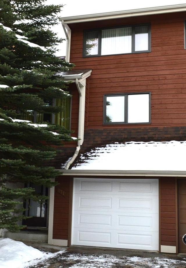 171 Woodvale Bay Sw, Home with 2 bedrooms, 1 bathrooms and 3 parking in Calgary AB | Image 10