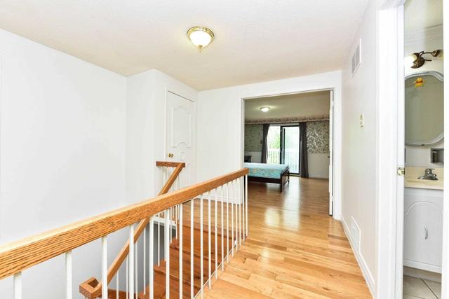 130 Carolbreen Sq, House semidetached with 3 bedrooms, 4 bathrooms and 4 parking in Toronto ON | Image 14