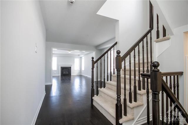 518 Roundleaf Way, Townhouse with 3 bedrooms, 3 bathrooms and 2 parking in Ottawa ON | Image 3